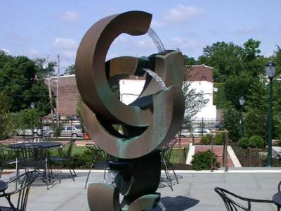 Freestanding rings statue