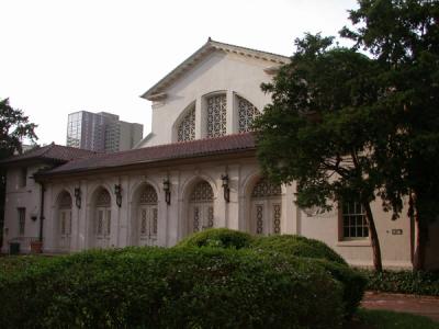 Rotunda with a view of the entrance from the sidewalk